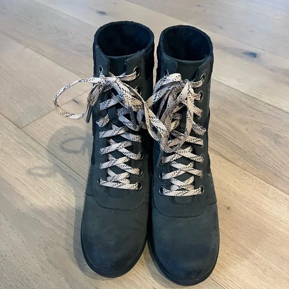 Like new Sorel Joan of Arctic. Army green with black quilted feature. - Picture 3 of 4